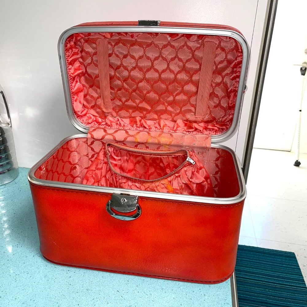 Amelia Earhart Train Case Luggage Orange Vinyl Vintage Handle Metal Hardware - Picture 2 of 12